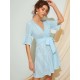 Sommerkleid Hellhimmelblau V-Ausschnitt Kurzarm Schnürung Polyester Strandkleid Midikleid